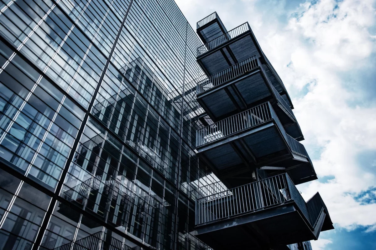 Nowoczesne wnętrza bez błędów: jak architekt wnętrz dobiera układ, oświetlenie i materiały, by zyskać przestrzeń, funkcję i styl w 2026 roku.